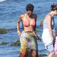 Halle Berry spends her 45th birthday on Malibu Beach photos | Picture 59761